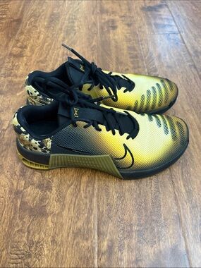 Nike Men’s Yellow and Black Gradient Athletic Shoes
